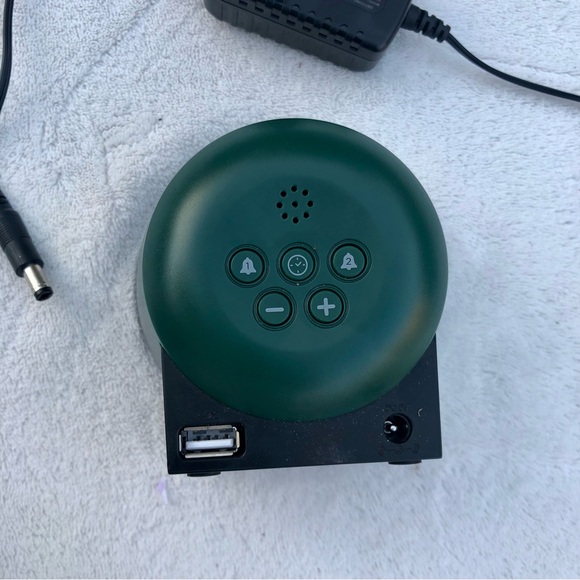 Capello alarm clock Wood Tone Minimalist Look USB Port Wall Charger & Batteries - Picture 5 of 7